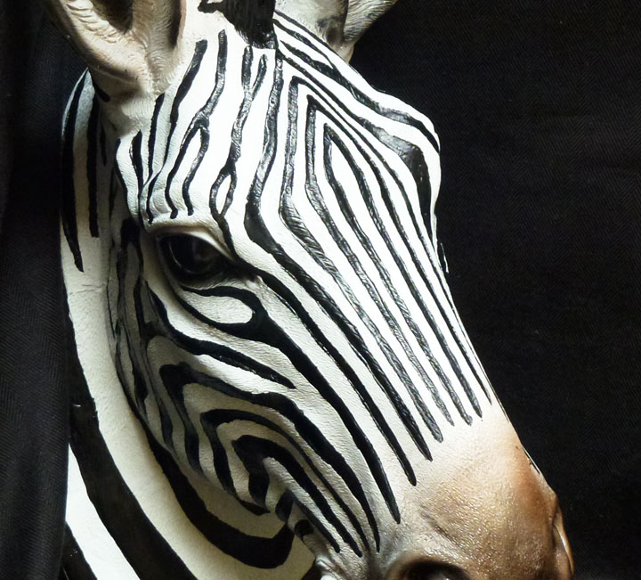 BOTSWANA Hanging Zebra Head Statue Figurine H16.5" x L8.3" x W8.7"